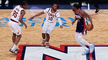Kevin Durant y Darius Garland se enfrentan durante un partido entre Brooklyn Nets y Cleveland Cavaliers en la temporada 2021-2022 de la NBA.