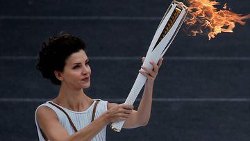 La actriz griega Katerina Lehou porta la antorcha ol&iacute;mpica durante el acto de despedida de la llama ol&iacute;mpica en el Estadio Panatinaico de Atenas.