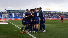 Los jugadores del Real Oviedo celebran el gol de Luismi.