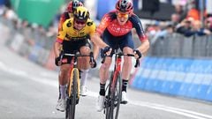 Tao Geoghegan Hart precede a Primoz Roglic y Geraint Thomas en la meta de la octava etapa del Giro de Italia.