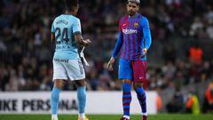 BARCELONA, SPAIN - MAY 10: Ronald Araujo of FC Barcelona acknowledges Jeison Murillo of RC Celta de Vigo who leaves the pitch after being shown a red card during the La Liga Santander match between FC Barcelona and RC Celta de Vigo at Camp Nou on May 10, 2022 in Barcelona, Spain. (Photo by Alex Caparros/Getty Images)