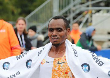 La de Berlín 2019 fue una de las maratarones más rápidas de la historia. Legese completó el doblete etíope tras Bekele y además registró la tercera mejor marca de siempre. El caso de Legese es peculiar, ya que tan solo tiene 25 años y ya lleva varias campañas entre los nombres importantes de la prueba.