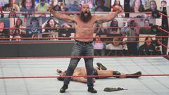 Braun Strowman tras destruir a Drew McIntyre y Bobby Lashley en Raw.