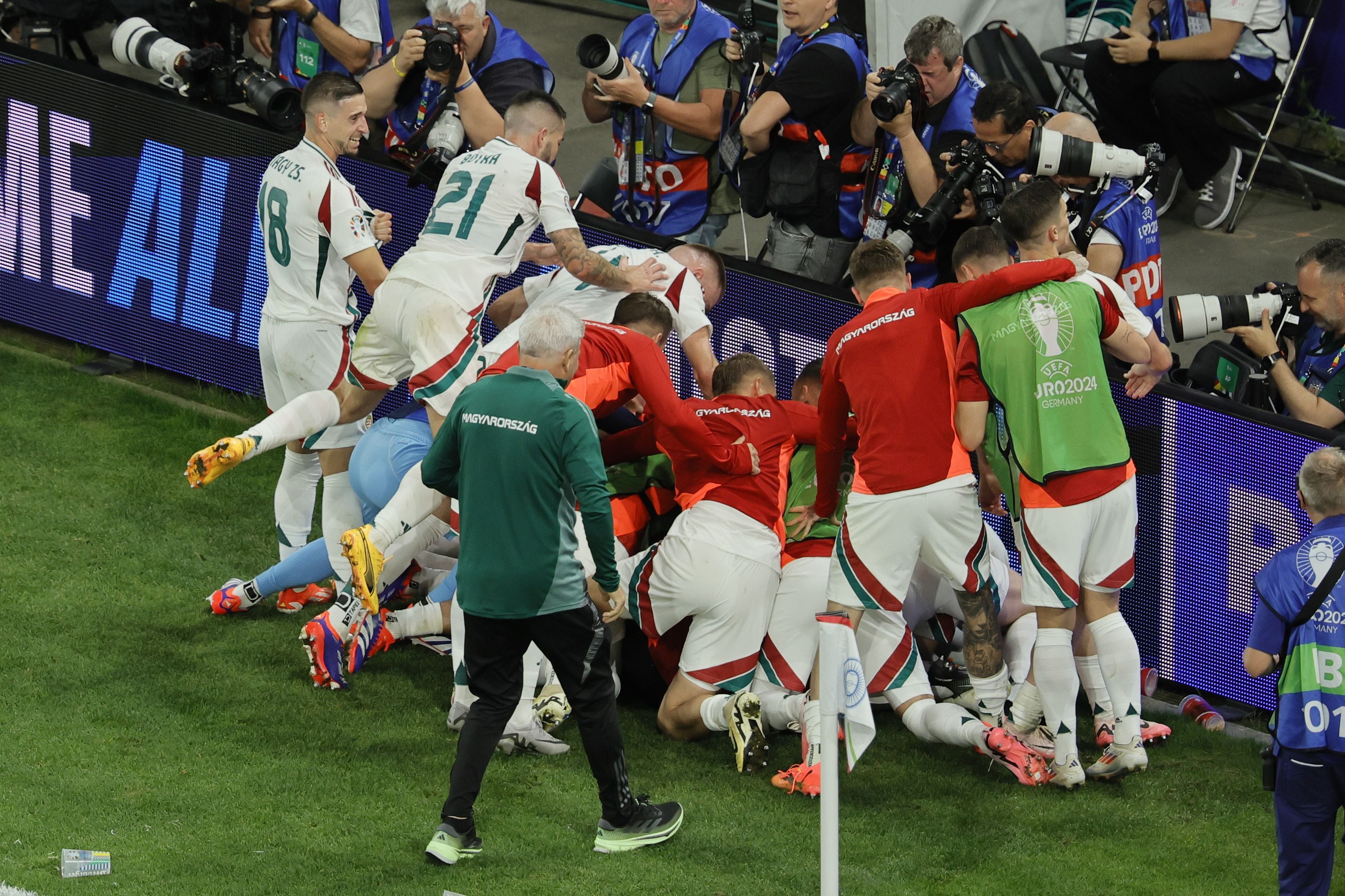 Stuttgart (Germany), 23/06/2024.- Players of Hungary celebrate after scoring the 0-1 goal during the UEFA EURO 2024 Group A soccer match between Scotland and Hungary, in Stuttgart, Germany, 23 June 2024. (Alemania, Hungría) EFE/EPA/RONALD WITTEK
