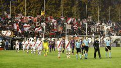 El Rayo Vallecano salta al terreno de juego ante el Huesca en el Estadio de Vallecas. 