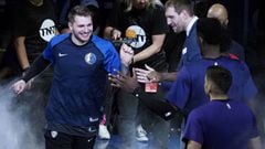 LWS109. Charlotte (United States), 15/02/2019.- World Team player Luka Doncic (L) of Slovenia is introduced before game against the US Team at the Rising Stars Challenge on All Star Weekend at the Spectrum Center in Charlotte, North Carolina, USA, 15 Febr