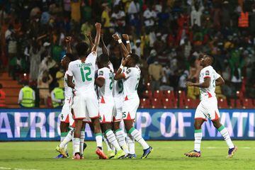 Burkina Faso's players celebrate their team's first goal during the Africa Cup of Nations (CAN) 2021 quarter final football match between Burklina Faso and Tunisia at Stade Roumde Adjia in Garoua on January 29, 2022. (Photo by Daniel BELOUMOU OLOMO / AFP)