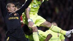 <b>INSEGURO.</b> Víctor Valdés se mostró indeciso y facilitó el gol del Lyon.