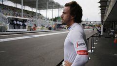 Alonso, frente al box de McLaren en un gran premio.