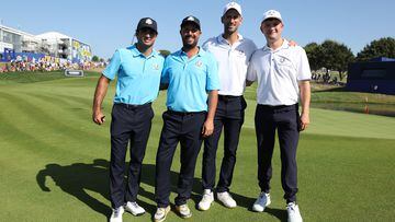Carlos Sainz, Tomasso Perrino, Novack Djokovic y Kipp Popert posan en el Marco Simone Golf Club de Roma. 