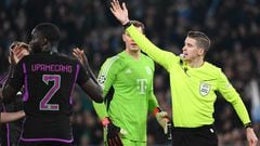 Bayern Munich's French defender #02 Dayot Upamecano (L) receives a red card from French referee Francois Letexier during the UEFA Champions League last 16 first leg between Lazio and Bayern Munich at the Olympic stadium on February 14, 2024 in Rome. (Photo by Alberto PIZZOLI / AFP)