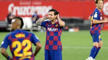 Barcelona&#039;s Argentinian forward Lionel Messi (C) reacts after missing a goal opportunity during the Spanish league football match between Sevilla FC and FC Barcelona at the Ramon Sanchez Pizjuan stadium in Seville on June 19, 2020. (Photo by CRISTINA