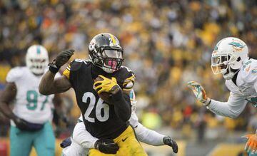 Pittsburgh Steelers player LeVeon Bell breaks a few tackles from the Miami Dolphins defense