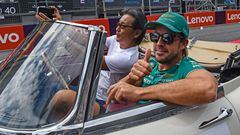 Fernando Alonso llegando al circuito de Suzuka saluda levantando el pulgar a los aficionados a la Formula 1.
