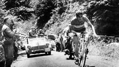 (FILES) Spanish cyclist Federico Bahamontes climbs the hill during the 15th stage of the Tour de France, between Lunchon and Toulouse, on July, 11, 1958. Federico Bahamontes, who in 1959 became the first Spanish cyclist to win the Tour de France, has died aged 95, the mayor of Toledo announced on August 8, 2023. (Photo by AFP)
