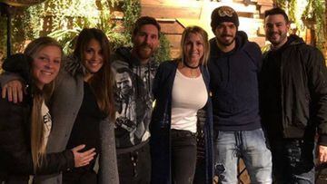 Lionel Messi y Luis Suárez con sus mujeres, Antonella Roccuzzo y Sofi Balbi, y otra pareja de amigos en el restaurante del delantero uruguayo en Barcelona "Chalito Rambla Catalunya".