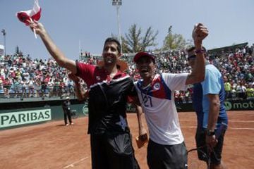 Los jugadores de Chile Hans Podlipnik y Julio Peralta celebran el triunfo contra Republica Dominicana durante el partido del grupo I americano de Copa Davis.