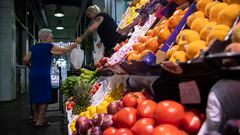 Un puesto de frutas y verduras de un mercado de abastos. A 12 de agosto de 2022, en Sevilla (Andalucía, España). El Índice de Precios de Consumo (IPC) ha bajado un 0,4% en Andalucía durante julio con respecto al mes anterior, mientras que la tasa interanual asciende y se sitúa en un 11,2%, 0,7 puntos por encima del dato de junio, según INE. Con el repunte de julio, la inflación encadena dos meses consecutivos por encima del 10%, después de que en junio se situara en el 10,2%. Por su parte, la inflación subyacente (sin alimentos no elaborados ni productos energéticos) aumentó en julio seis décimas, hasta el 6,1%, su valor más alto desde enero de 1993.
12 AGOSTO 2022
María José López / Europa Press
12/08/2022