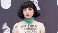 La artista chilena Montserrat Laferte aprovech&oacute; para mandar un mensaje contundente escrito en sus pechos por las mujeres asesinadas en su pa&iacute;s.