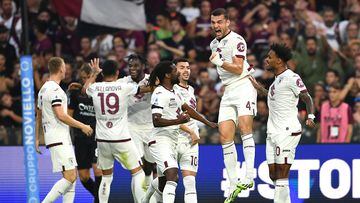 Salerno (Italy), 18/09/2023.- Torino's Alessandro Buongiorno celebrates with his teammates after scoring the 0-1 goal during the Italian Serie A soccer match between US Salernitana and Torino FC, in Salerno, Italy, 18 September 2023. (Italia) EFE/EPA/MASSIMO PICA
