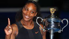 Serena Williams posa con el trofeo Daphne Akhurst tras ganar a su hermana Venus en la final del Open de Australia.