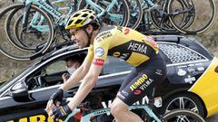 El ciclista neerland&eacute;s Tom Dumoulin rueda durante la tercera etapa de la Vuelta a Espa&ntilde;a 2020 entre Lodosa y la Laguna Negra de Vinuesa.
