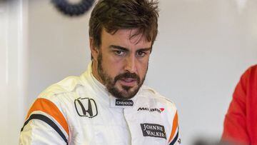 Fernando Alonso en el box de McLaren-Honda durante el GP de Australia.