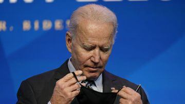 El presidente electo Joe Biden se pone la mascarilla despu&eacute;s de hablar durante un evento en el teatro The Queen, el s&aacute;bado 16 de enero de 2021 en Wilmington, Delaware.