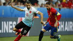 . Nice (France), 17/06/2016.- Mehmet Topal (L) of Turkey and Sergio Ramos of Spain in action during the UEFA EURO 2016 group D preliminary round match between Spain and Turkey at Stade de Nice in Nice, France, 17 June 2016.  (RESTRICTIONS APPLY: For edi