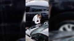 Mujer le destroza el carro a su pareja al encontrarlo con la amante