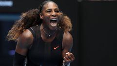 Serena Williams celebra un punto ante la suiza Belinda Bencic durante su partido en el Open de Australia.