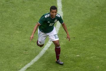 Giovani dos Santos celebra el gol del triunfo de México ante Escocia en la despedida de la Selección Mexicana.