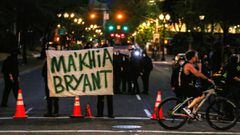 Manifestantes sostienen un cartel en honor a Ma&#039;Khia Bryant, mientras se re&uacute;nen en una carretera cerca del Centro de Justicia en Portland, Oreg&oacute;n, EE. UU., 20 de abril de 2021. 