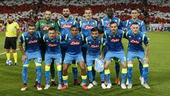 Jugadores del Napoli antes del inicio del partido ante Estrella Roja de Belgrado por la primera fecha de la fase de grupos de Champions League