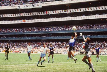 El domingo 22 de junio, Diego Armando Maradona se consagró como figura mundial en el partido de cuartos de final entre Argentina e Inglaterra del México 86. Este encuentro es recordado por la famosa 'Mano de Dios' un gol anotado con la mano por Maradona que se convirtió en un ícono de la Copa del Mundo de México 1986