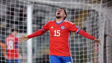 El jugador de la seleccion chilena, Diego Valdés, se lamenta durante el partido de clasificacion al Mundial 2026.