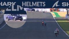 Un BMW se cuela en la pista durante el entrenamiento de Moto3