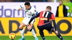 GENOA, ITALY - FEBRUARY 25: Alexis Sanchez of Inter (L) and Albert Gudmundsson of Genoa vie for the ball during the Serie A match between Genoa CFC and FC Internazionale at Stadio Luigi Ferraris on February 25, 2022 in Genoa, Italy. (Photo by Getty Images