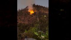 El incendio que afecta al Cerro San Cristóbal: 100 bomberos lo combaten