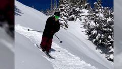 El esquiador Tanner Hall, con sus esqu&iacute;s y en una monta&ntilde;a nevada, prepar&aacute;ndose para un Quad Flip.