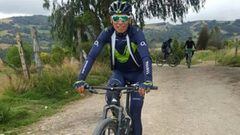 Nairo Quintana rueda con una bicicleta de monta&ntilde;a durante un entrenamiento en Colombia.