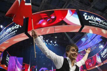 Norway's Alexander Rybak celebrates after winning the Eurovision Song Contest in Moscow May 16, 2009. REUTERS/Denis Sinyakov (RUSSIA ENTERTAINMENT)