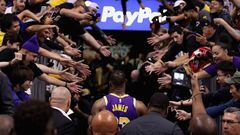 Aficionados de los Ángeles Lakers saludan a su estrella LeBron James tras un gran partido frente a Phoenix Suns. 
