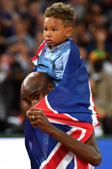Mo Farah celebra con su hijo la victoria en los 10,000 metros. 