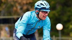 El ciclista del Astana Aleksandr Vlasov rueda durante la decimosexta etapa del Giro de Italia entre Sacile y Cortina d&#039;Ampezzo.