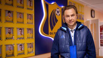 Valeri Karpin posa como entrenador del Rostov de Rusia.