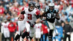 CHARLOTTE, NC - DECEMBER 24: Matt Ryan #2 of the Atlanta Falcons runs the ball against the Carolina Panthers in the 3rd quarter during their game at Bank of America Stadium on December 24, 2016 in Charlotte, North Carolina.   Streeter Lecka/Getty Images/AFP == FOR NEWSPAPERS, INTERNET, TELCOS &amp; TELEVISION USE ONLY ==