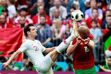 Amrabat, ya sin casco, disputa un balón con Cédric Soares en el encuentro contra Portugal.
