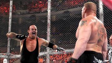 Undertaker hace uno de sus gestos característicos ante Brock Lesnar en Wrestlemania.