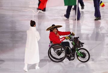 Arly Velásquez observa a las tribunas de donde recibe el apoyo de propios y extraños como único representante de la delegación paralímpica mexicana. 